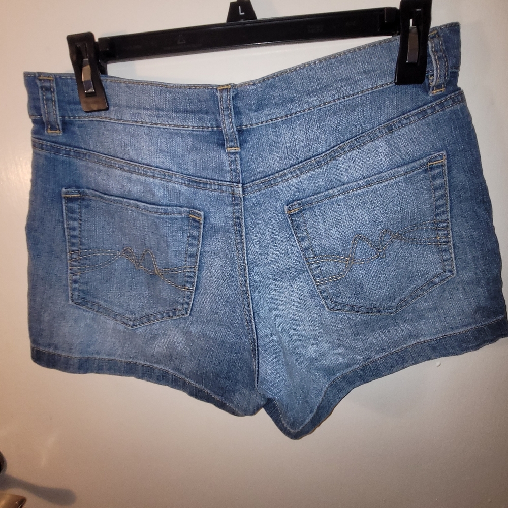 Shorts - Picture 3 of 4
